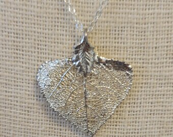 Collar con colgante de hoja de plata
