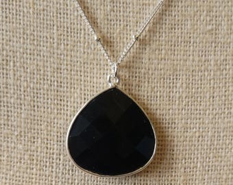 Collar de plata de ley con colgante de ónix negro en forma de almendra