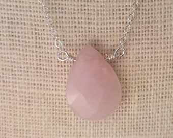 Collar de plata de ley con colgante de lágrima de cuarzo rosa