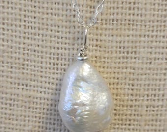 Collar de plata de ley con gotas de perla de agua dulce