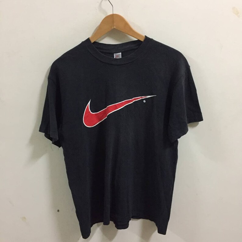 nike t shirt big swoosh