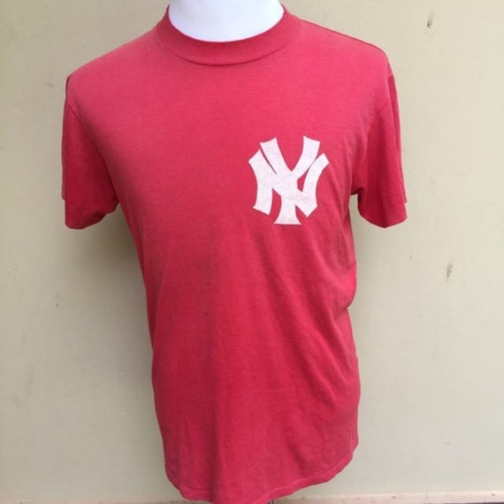 red yankees shirt