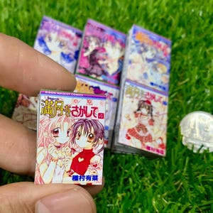 以下が含まれることがあります： カラフルな表紙にアニメキャラクターが描かれた、6冊の漫画の束。一番上の本は「海月をさかして」というタイトルで、ピンクとブルーの表紙に女の子が2人描かれている。