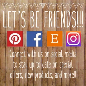 Pode incluir: Uma placa de madeira com o texto "LET'S BE FRIENDS!!!" e &iacute;cones para Pinterest, Facebook, Etsy e Instagram. O texto abaixo dos &iacute;cones diz "Conecte-se conosco nas redes sociais para ficar por dentro de ofertas especiais, novos produtos e muito mais!"