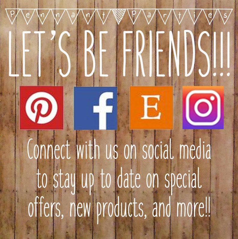 Pode incluir: Uma placa de madeira com o texto "LET'S BE FRIENDS!!!" e &iacute;cones para Pinterest, Facebook, Etsy e Instagram. O texto abaixo dos &iacute;cones diz "Conecte-se conosco nas redes sociais para ficar por dentro de ofertas especiais, novos produtos e muito mais!"