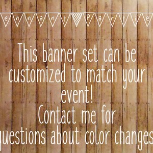 Pode incluir: Um fundo de madeira com texto branco que diz "Pennant Parties". O texto abaixo diz "Este conjunto de bandeiras pode ser personalizado para combinar com o seu evento! Entre em contato comigo para quaisquer perguntas sobre altera&ccedil;&otilde;es de cor!"