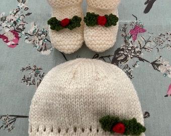 Christmas beanie Hat set with Holly detail to fit 0-6 mths hand knitted - deal for baby’s 1st Christmas