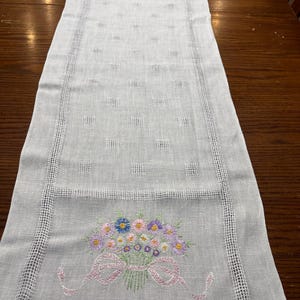 Vintage Hand-Embroidered Linen Table Runner – Floral Bouquet Cutwork Dresser Scarf, 43.5” x 15” (1920s–1940s) D39