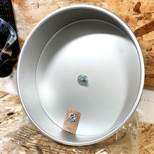 Op de afbeelding: Een zilveren metalen hamsterwiel met een centrale metalen as. Het wiel heeft een diameter van 30 cm en is ontworpen voor kleine huisdieren.