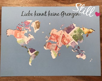 Könnte beinhalten: Eine hellblaue Karte mit einer ausgeschnittenen Weltkarte. Die Karte ist mit Euro-Banknoten gefüllt. Der Text "Liebe kennt keine Grenzen!" ist oben auf der Karte in Schwarz geschrieben. Das Wort "Still" ist oben rechts auf der Karte in schwarzer Kursivschrift geschrieben. Ein kleines rosa Herz befindet sich neben dem Wort "Still".