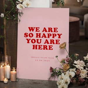 Plantilla de letrero de bienvenida de boda moderna, letrero de boda rosa y rojo, descarga de letrero "Estamos muy felices de que estés aquí", Sweet Thing