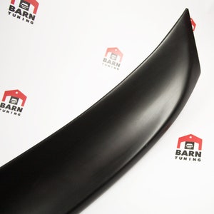 Pu&ograve; includere: Spoiler per auto in plastica nera, un pezzo curvo progettato per migliorare l'aerodinamica e migliorare l'aspetto del veicolo.