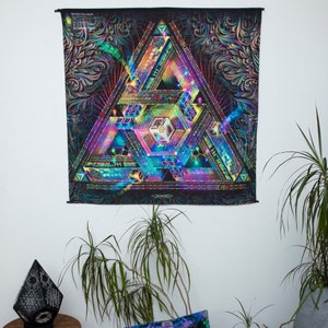 Peut inclure: Une tapisserie psych&eacute;d&eacute;lique repr&eacute;sentant un motif triangulaire g&eacute;om&eacute;trique multicolore aux d&eacute;tails complexes. Le triangle est compos&eacute; de formes et de motifs superpos&eacute;s, cr&eacute;ant une impression de profondeur et de dimension. La tapisserie est plac&eacute;e sur un fond sombre avec des accents floraux.