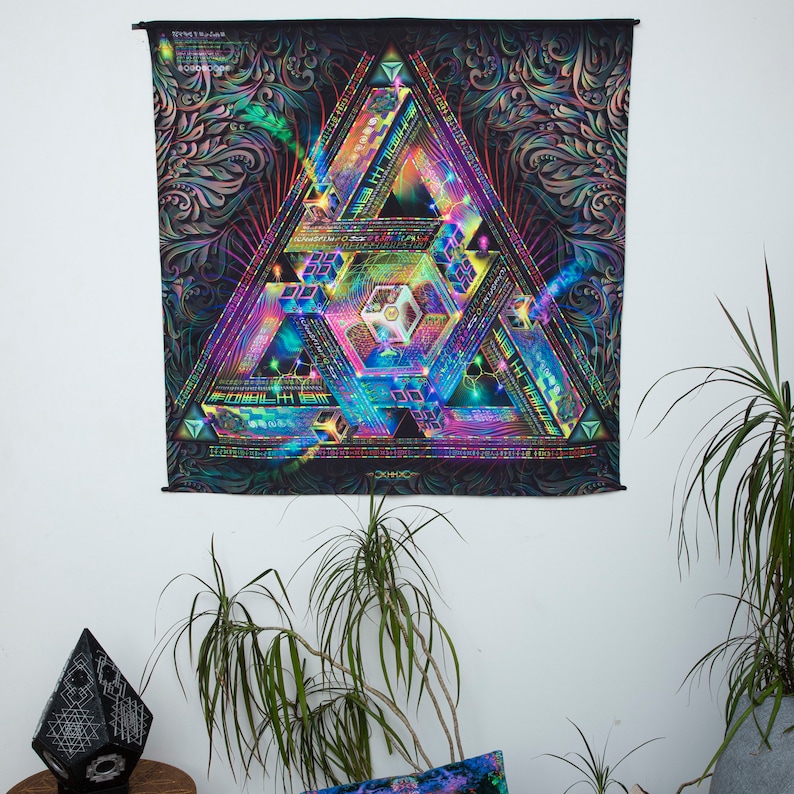 Peut inclure: Une tapisserie psych&eacute;d&eacute;lique repr&eacute;sentant un motif triangulaire g&eacute;om&eacute;trique multicolore aux d&eacute;tails complexes. Le triangle est compos&eacute; de formes et de motifs superpos&eacute;s, cr&eacute;ant une impression de profondeur et de dimension. La tapisserie est plac&eacute;e sur un fond sombre avec des accents floraux.