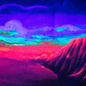 Puede incluir: Pintura abstracta de una cordillera con un esquema de colores vibrantes morado, azul, verde y rojo. La pintura tiene un efecto acuarela y representa una puesta de sol sobre una cordillera.