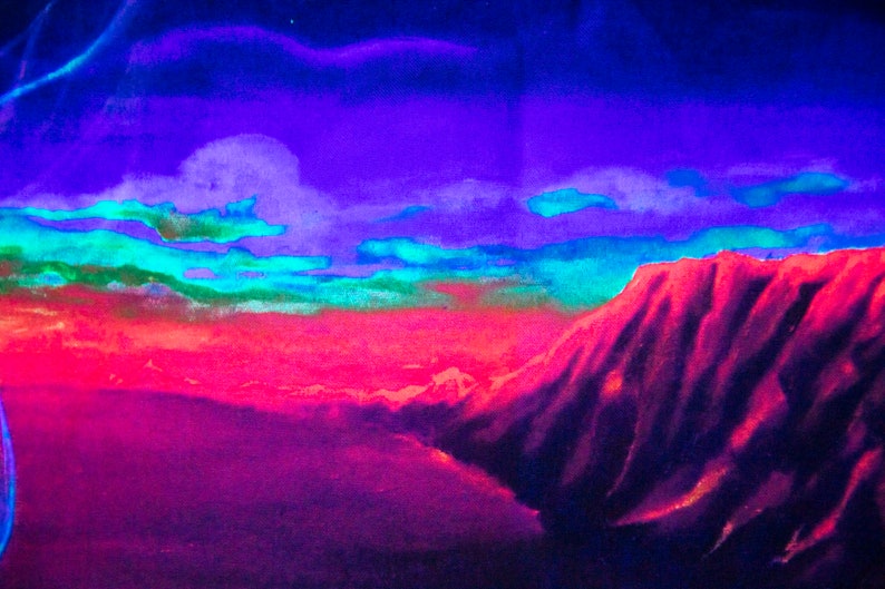 Puede incluir: Pintura abstracta de una cordillera con un esquema de colores vibrantes morado, azul, verde y rojo. La pintura tiene un efecto acuarela y representa una puesta de sol sobre una cordillera.