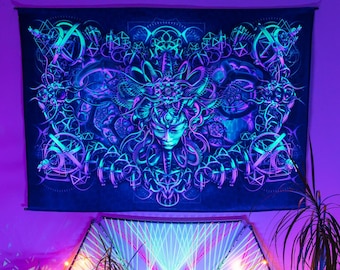 Peut inclure: Une tapisserie noire avec un motif psychédélique représentant un visage de femme entouré de motifs complexes dans des tons de bleu et de violet.