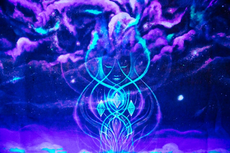 Puede incluir: Una pintura digital de la cara de una mujer con un fondo de nebulosa azul y p&uacute;rpura. La cara de la mujer est&aacute; rodeada de l&iacute;neas giratorias y formas geom&eacute;tricas.