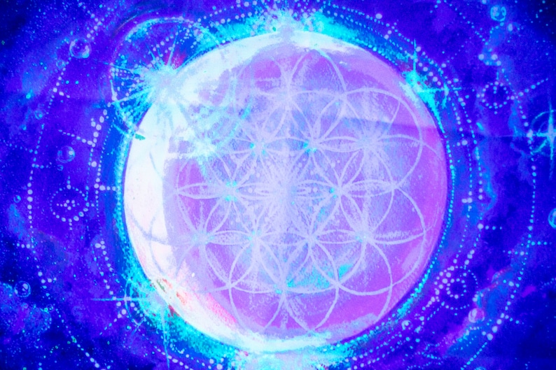 May include: A white geometric pattern, resembling a flower, is centered in a circle with a purple and pink background. The circle is surrounded by a blue and white dotted pattern.
