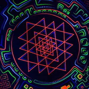 以下が含まれることがあります： 黒の背景にカラフルな幾何学模様が描かれています。中央には大きく赤い星と青い星が重なり合っており、その周りを緑と青の線と形が囲んでいます。
