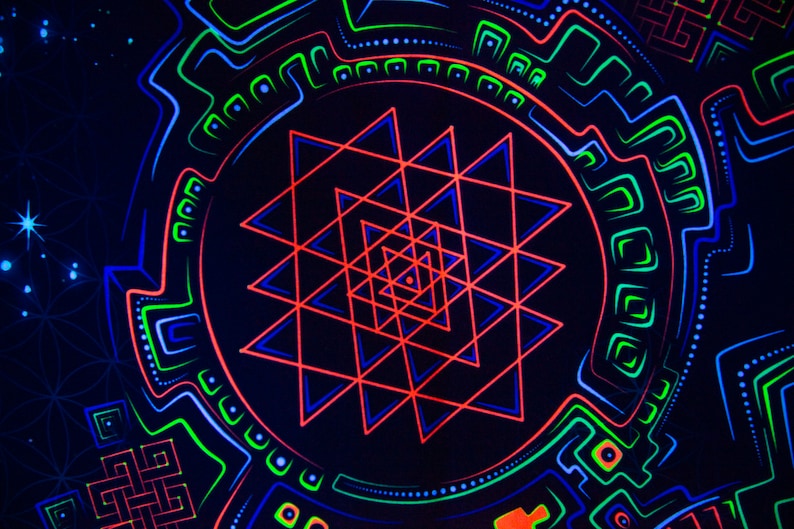 以下が含まれることがあります： 黒の背景にカラフルな幾何学模様が描かれています。中央には大きく赤い星と青い星が重なり合っており、その周りを緑と青の線と形が囲んでいます。