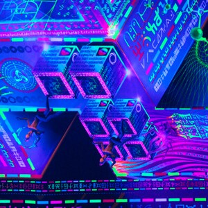 Peut inclure: Une &oelig;uvre d'art abstraite aux couleurs n&eacute;on avec un design g&eacute;om&eacute;trique. L'&oelig;uvre pr&eacute;sente une s&eacute;rie de cubes lumineux avec des accents roses, bleus et verts. L'arri&egrave;re-plan est bleu fonc&eacute; avec un motif de grille noire.