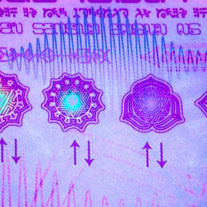 Puede incluir: Primer plano de un billete de banco bajo luz UV, revelando caracter&iacute;sticas de seguridad. La imagen muestra cuatro s&iacute;mbolos morados con dise&ntilde;os intrincados, incluyendo un tri&aacute;ngulo, una estrella, una flor y un ojo. Los s&iacute;mbolos est&aacute;n rodeados por un patr&oacute;n de l&iacute;neas verticales.