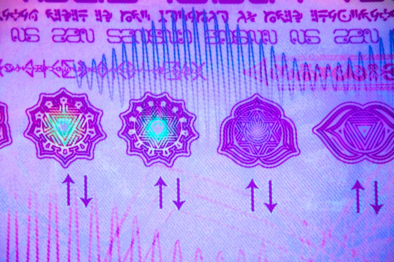 Puede incluir: Primer plano de un billete de banco bajo luz UV, revelando caracter&iacute;sticas de seguridad. La imagen muestra cuatro s&iacute;mbolos morados con dise&ntilde;os intrincados, incluyendo un tri&aacute;ngulo, una estrella, una flor y un ojo. Los s&iacute;mbolos est&aacute;n rodeados por un patr&oacute;n de l&iacute;neas verticales.