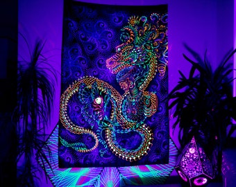 Tenture Muraile UV Fluodorante Quetzalcoatl – Art Psychédélique Tapisserie Lumière Noire