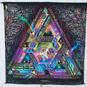 Peut inclure: Une tapisserie psych&eacute;d&eacute;lique repr&eacute;sentant un grand triangle multicolore avec des motifs g&eacute;om&eacute;triques complexes et des lumi&egrave;res brillantes. Le triangle est entour&eacute; d'un fond noir avec un motif floral.