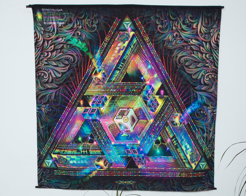 Peut inclure: Une tapisserie psych&eacute;d&eacute;lique repr&eacute;sentant un grand triangle multicolore avec des motifs g&eacute;om&eacute;triques complexes et des lumi&egrave;res brillantes. Le triangle est entour&eacute; d'un fond noir avec un motif floral.