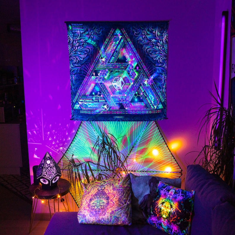 Peut inclure: Une tapisserie psych&eacute;d&eacute;lique avec un motif g&eacute;om&eacute;trique de triangles et de carr&eacute;s dans des tons de bleu, violet et vert. La tapisserie est accroch&eacute;e &agrave; un mur avec une lumi&egrave;re violette qui la &eacute;claire.