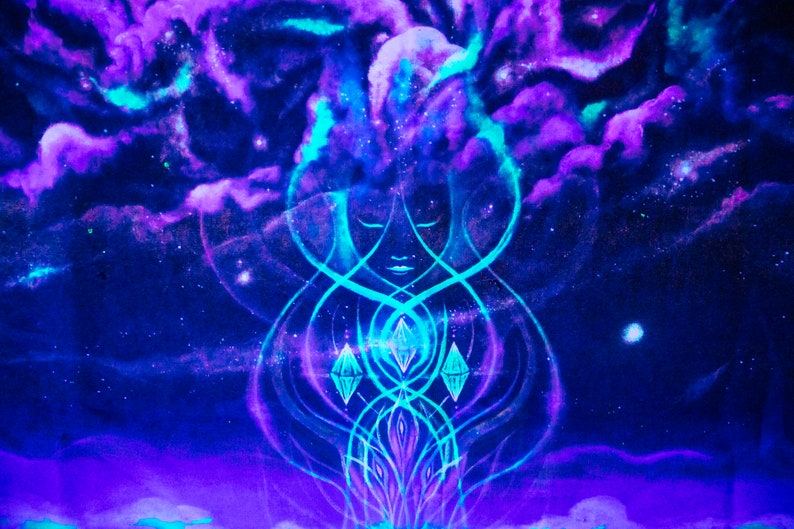 Puede incluir: Una pintura digital de la cara de una mujer rodeada de nubes azules y moradas que se arremolinan. Los ojos de la mujer est&aacute;n cerrados y tiene una expresi&oacute;n serena. La pintura est&aacute; hecha en un estilo que recuerda a un sue&ntilde;o o una visi&oacute;n.