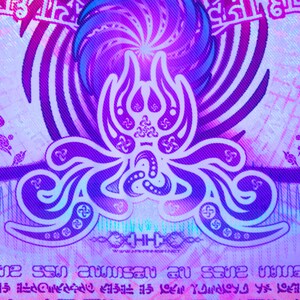 Puede incluir: Un dise&ntilde;o abstracto morado y azul con un patr&oacute;n de remolino y un s&iacute;mbolo central. El dise&ntilde;o est&aacute; rodeado por un borde de s&iacute;mbolos y texto m&aacute;s peque&ntilde;os. El texto dice "HH" y "www.hh-the-heart.net".