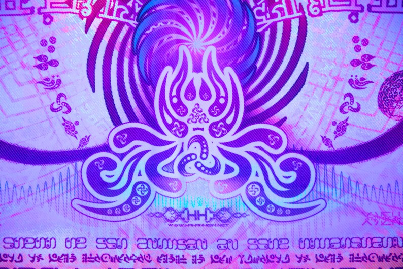 Puede incluir: Un dise&ntilde;o abstracto morado y azul con un patr&oacute;n de remolino y un s&iacute;mbolo central. El dise&ntilde;o est&aacute; rodeado por un borde de s&iacute;mbolos y texto m&aacute;s peque&ntilde;os. El texto dice "HH" y "www.hh-the-heart.net".