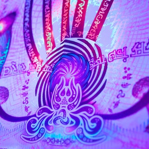 Puede incluir: Un primer plano de una pegatina hologr&aacute;fica con un dise&ntilde;o morado, azul y rosa. La pegatina presenta un patr&oacute;n en espiral con una imagen central de una criatura similar a un pulpo con m&uacute;ltiples tent&aacute;culos. La pegatina est&aacute; rodeada por un borde de patrones y texto intrincados.