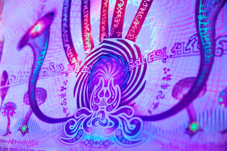 Puede incluir: Un primer plano de una pegatina hologr&aacute;fica con un dise&ntilde;o morado, azul y rosa. La pegatina presenta un patr&oacute;n en espiral con una imagen central de una criatura similar a un pulpo con m&uacute;ltiples tent&aacute;culos. La pegatina est&aacute; rodeada por un borde de patrones y texto intrincados.