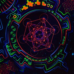 以下が含まれることがあります： 黒い背景に、中央に赤く光る幾何学模様。模様は青と緑の模様で囲まれている。背景には小さな白い星が散りばめられている。