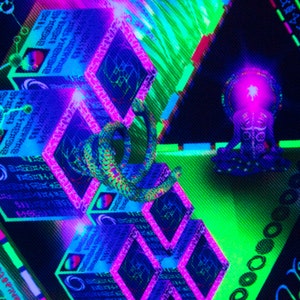Peut inclure: Une image psych&eacute;d&eacute;lique avec un fond vert et violet lumineux. L'image pr&eacute;sente un serpent, une figure m&eacute;ditant et une s&eacute;rie de cubes superpos&eacute;s avec du texte en japonais.