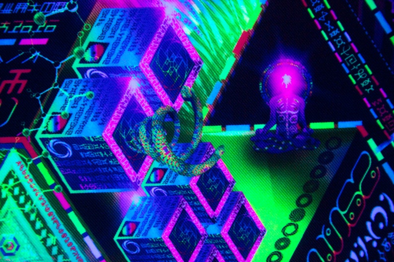 Peut inclure: Une image psych&eacute;d&eacute;lique avec un fond vert et violet lumineux. L'image pr&eacute;sente un serpent, une figure m&eacute;ditant et une s&eacute;rie de cubes superpos&eacute;s avec du texte en japonais.
