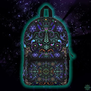 Może przedstawiać: Czarny plecak z kolorowym, psychodelicznym wzorem. Wzór zawiera geometryczne kształty, wiry i kwiatowe motywy w odcieniach niebieskiego, zielonego, fioletowego i pomarańczowego. Plecak ma kieszeń z zamkiem błyskawicznym z przodu.