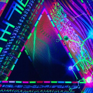 Peut inclure: Art num&eacute;rique abstrait avec une forme triangulaire au centre. Le triangle est rempli de lignes vertes et roses. L'arri&egrave;re-plan est noir avec du texte vert et rose.