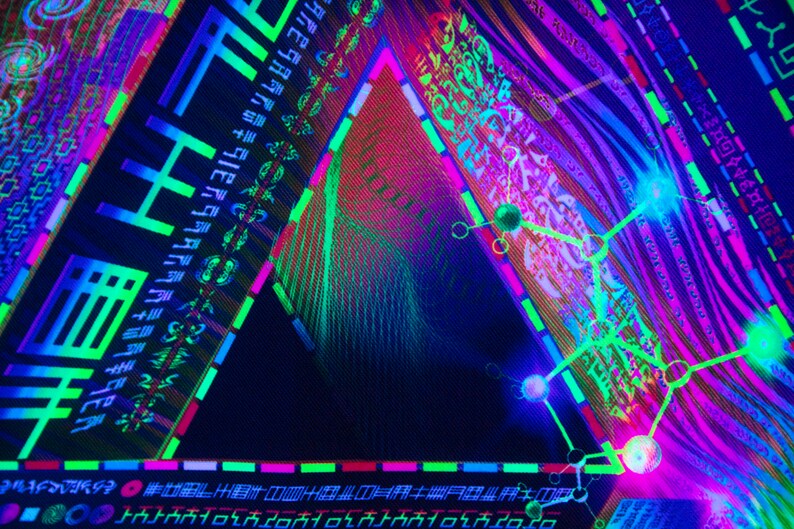 Peut inclure: Art num&eacute;rique abstrait avec une forme triangulaire au centre. Le triangle est rempli de lignes vertes et roses. L'arri&egrave;re-plan est noir avec du texte vert et rose.