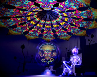 Puede incluir: Una instalación de arte psicodélico con un dosel colorido y estampado. Una figura esquelética brillante está sentada en una silla, con una proyección circular vibrante en el centro. La escena está iluminada con tonos azules y morados.
