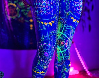 Può includere: Leggings blu con un design geometrico in verde neon, arancione e rosa. I leggings presentano motivi e forme intricati, creando un look vibrante e accattivante. Il design si illumina sotto la luce nera, perfetto per festival ed eventi.