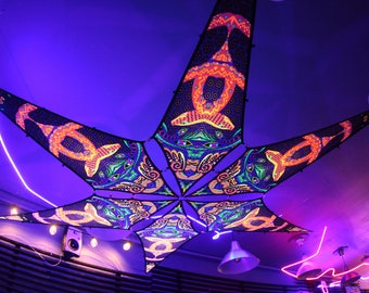 Puede incluir: Un dosel de tela negro de múltiples puntas con un diseño psicodélico con colores naranja, verde y azul. El dosel está colgado del techo de una habitación con iluminación morada.
