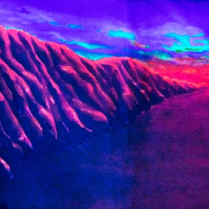 Puede incluir: Una pintura abstracta vibrante con una gama de colores p&uacute;rpura, rosa y azul. La pintura representa una cordillera con una superficie texturizada. El cielo es de un p&uacute;rpura profundo con vetas de azul y verde.