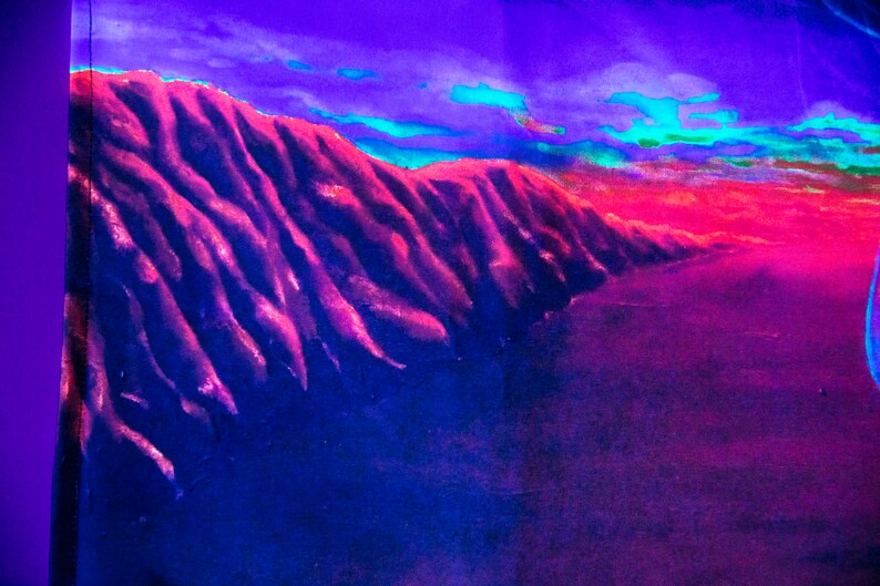 Puede incluir: Una pintura abstracta vibrante con una gama de colores p&uacute;rpura, rosa y azul. La pintura representa una cordillera con una superficie texturizada. El cielo es de un p&uacute;rpura profundo con vetas de azul y verde.