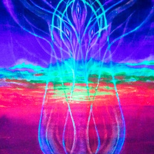 Puede incluir: Pintura abstracta con una paleta de colores vibrantes. La pintura presenta una forma central azul y p&uacute;rpura brillante con una serie de l&iacute;neas que irradian hacia afuera. El fondo es un degradado de rosa, rojo y azul.
