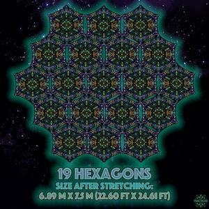 Puede incluir: Un vibrante diseño fractal multicolor compuesto por 19 hexágonos. El diseño presenta intrincados patrones en tonos de verde azulado, verde, naranja y azul. El texto en la parte inferior dice "19 HEXÁGONOS TAMAÑO DESPUÉS DEL ESTIRAMIENTO: 6,89 m x 7,5 m (22,60 pies x 24,61 pies)".